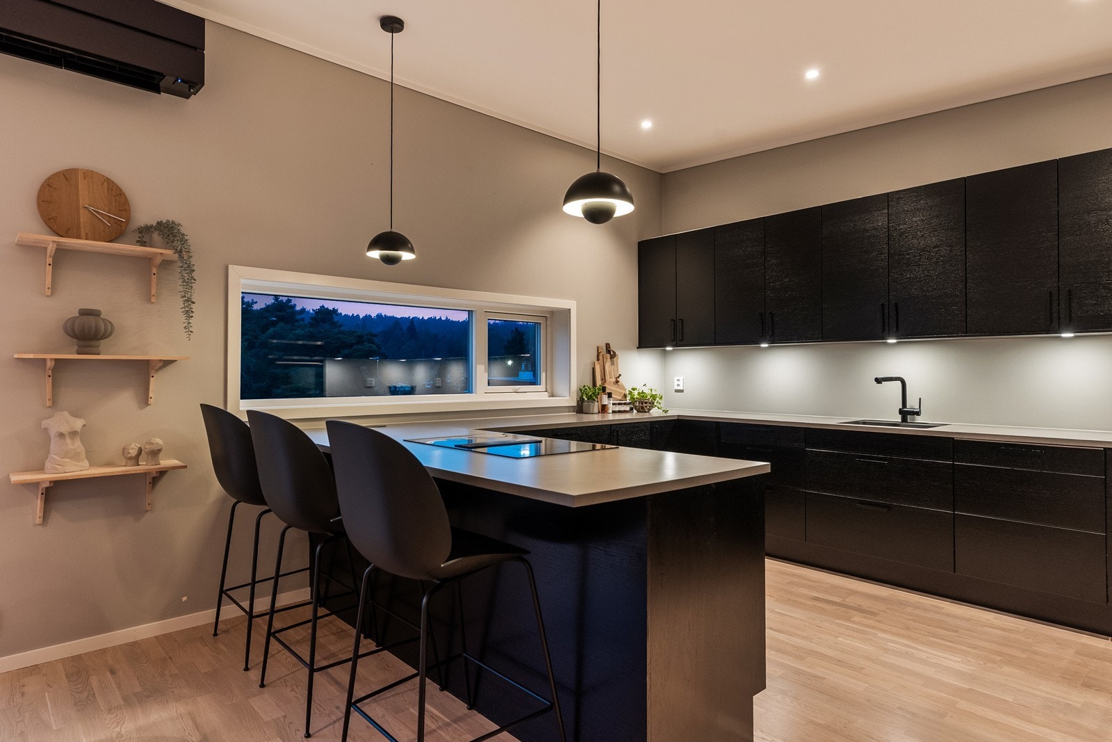 Praktisk og koselig med spiseplass på kjøkkenøya Galleribilde