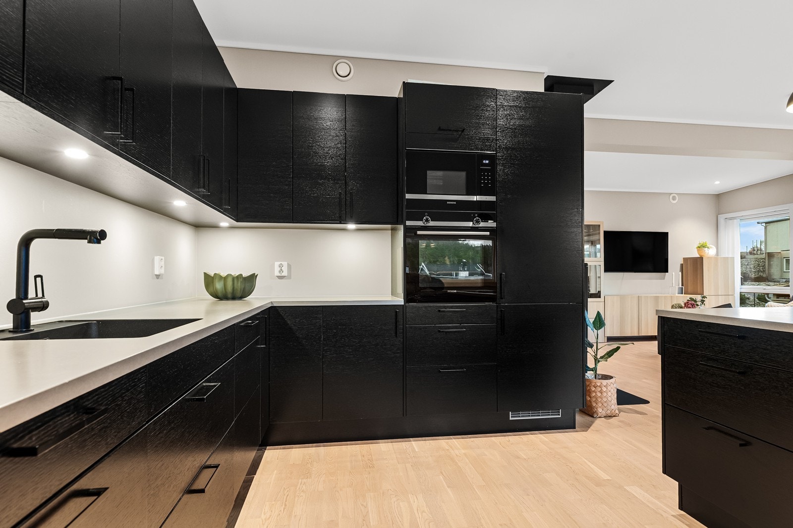 Praktisk med integrert lys over kjøkkenbenken Galleribilde