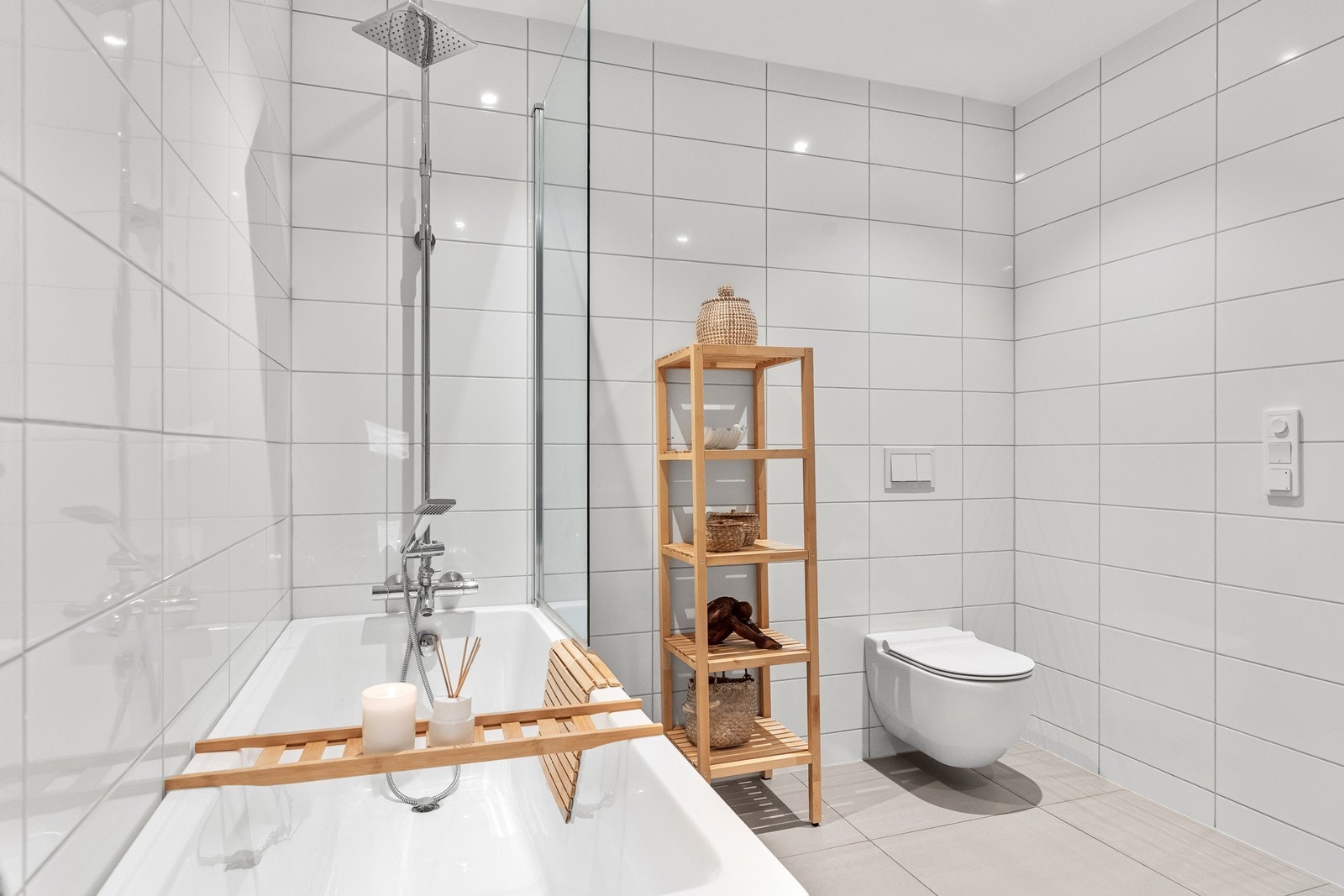 Pent flislagt bad i 2. etasje med bl.a badekar og varme i gulvet Galleribilde