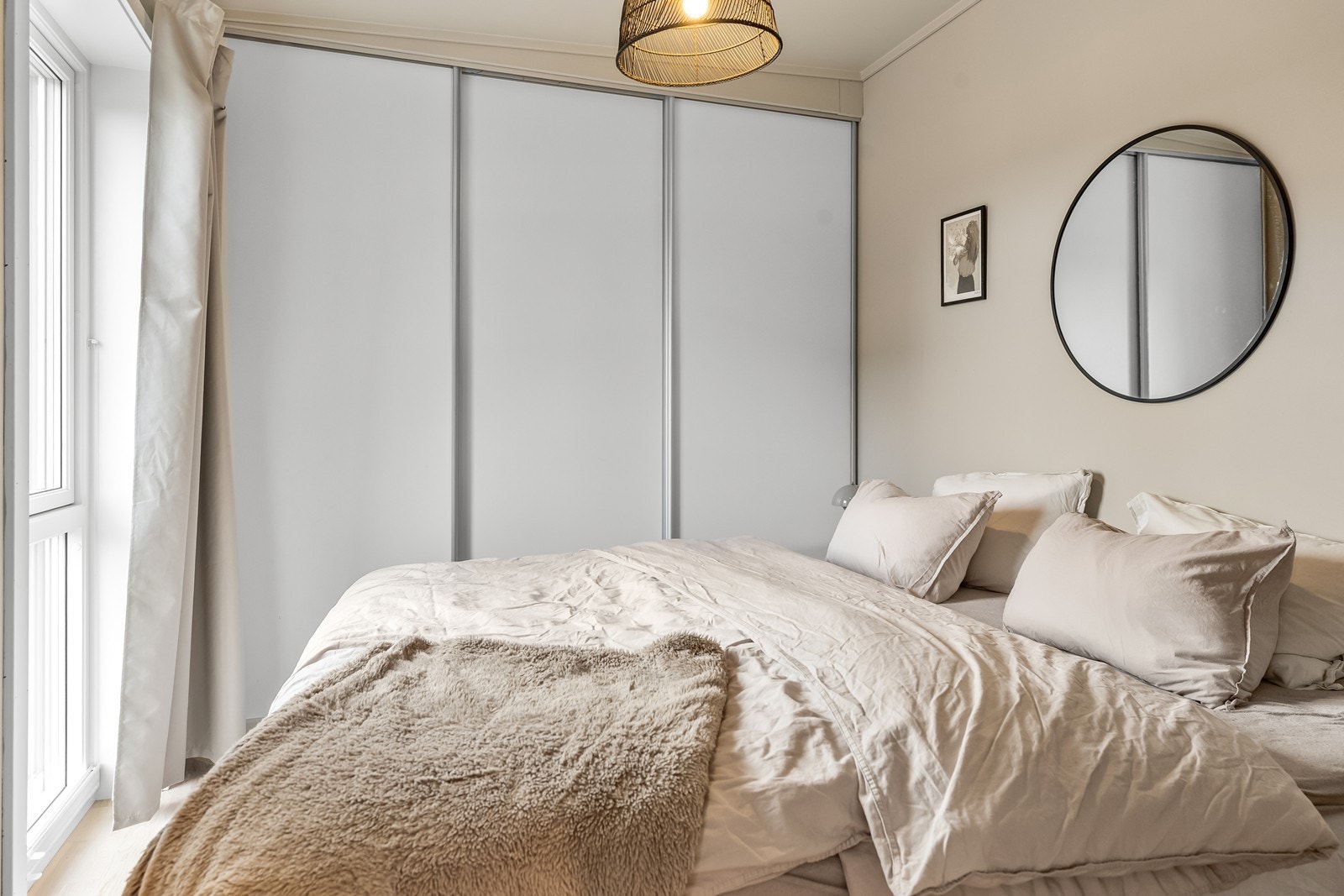 Soverom med plass til dobbeltseng Galleribilde