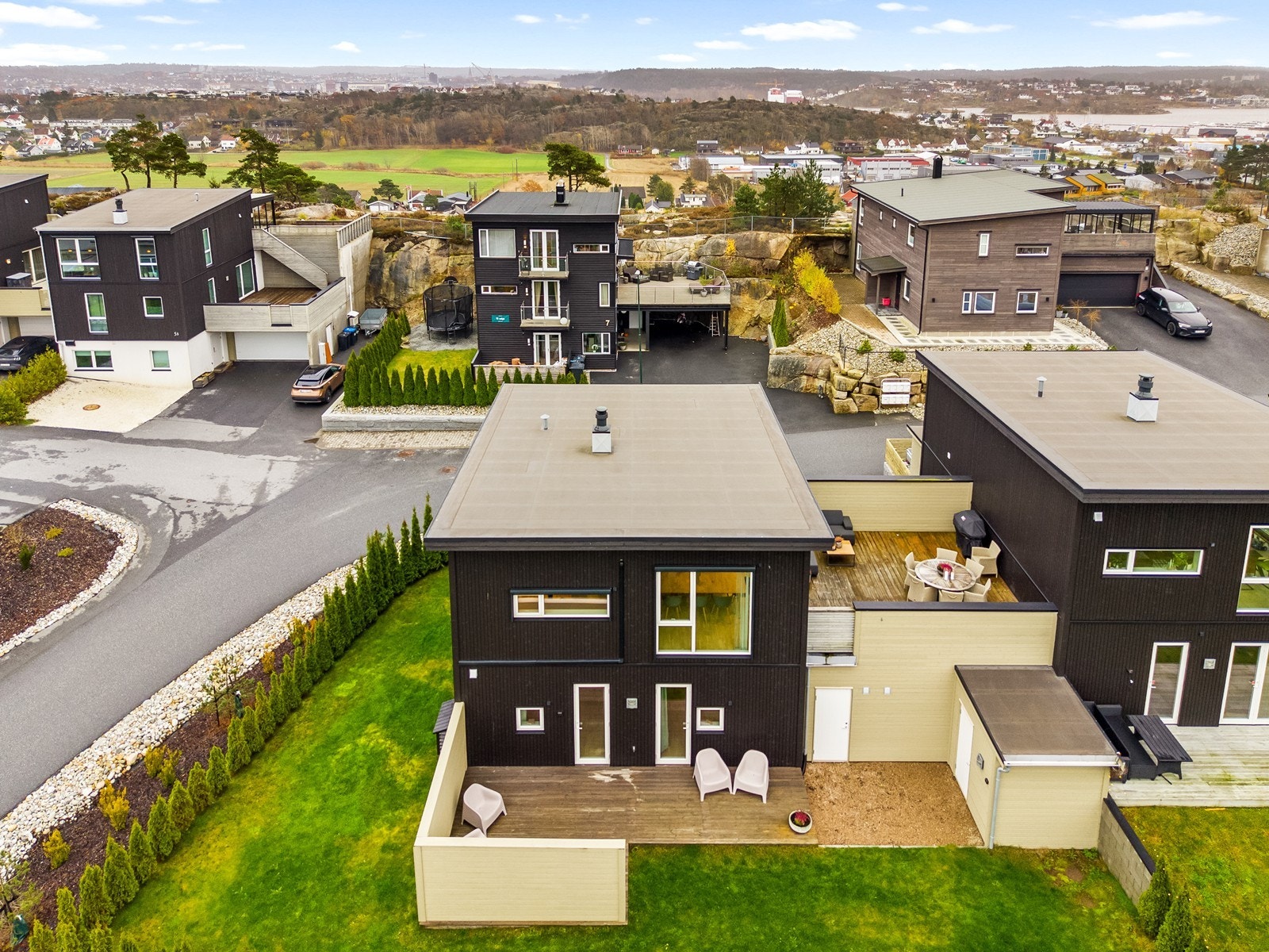 Trondalstoppen ligger i rolig og populært boligstrøk med skogen som nærmeste nabo. Nærhet til barnehage, skoler, matbutikk og Gressvik Torg. Fra Gressvik går det gratis byferge til Fredrikstad Galleribilde