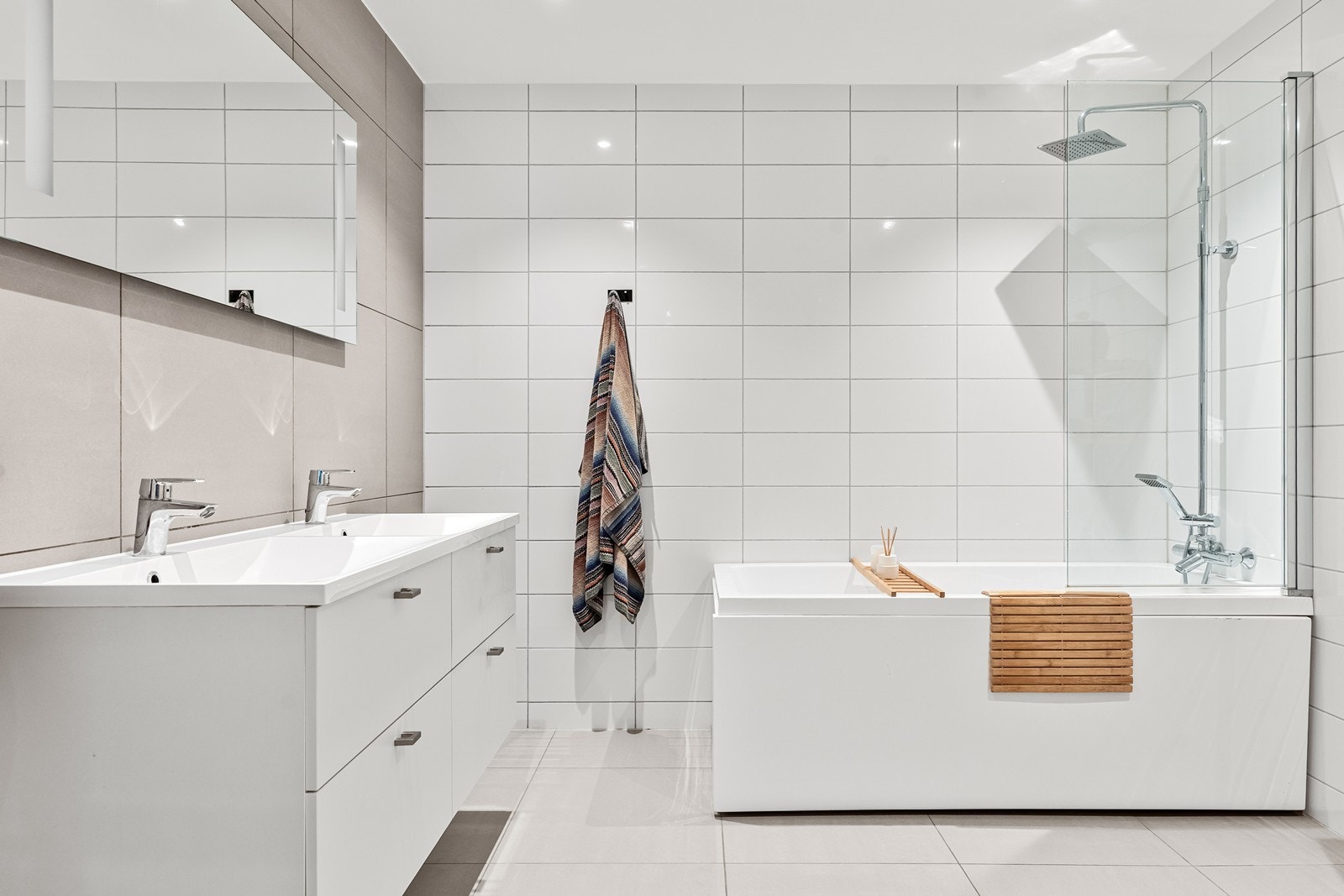 Montér gjerne håndkletørrer og fine knagger på veggen Galleribilde