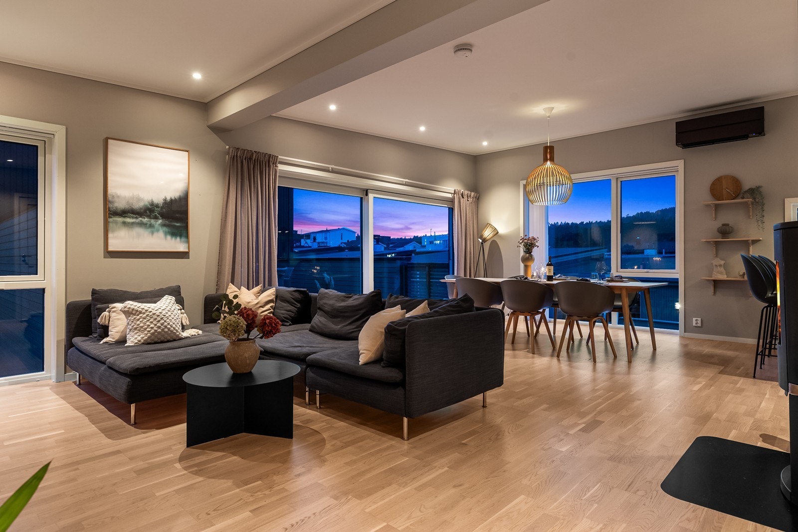 Fresh og pen 2. etasje med stue, spisestue, kjøkken, bad og teknisk rom Galleribilde