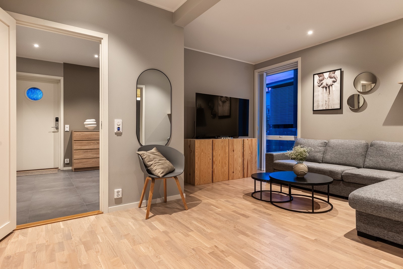 Lys og romslig 1. etasje med gang, stue, 3 soverom, bad, vaskerom og bod Galleribilde