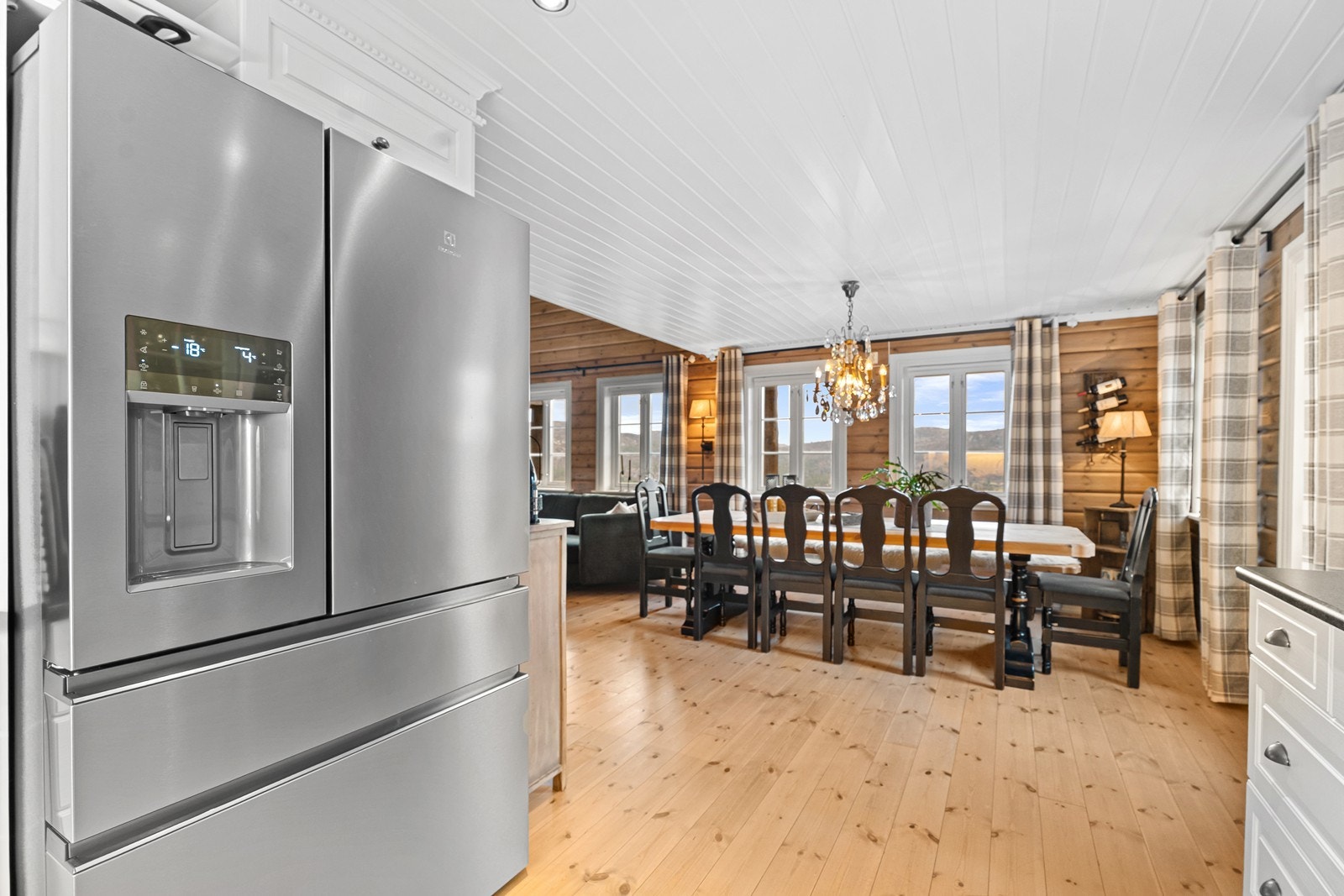 Nyere dobbelt amerikansk kjøleskap med vann, is og utrekksbare skuffer. Alt styre fra app/smartstyring Galleribilde