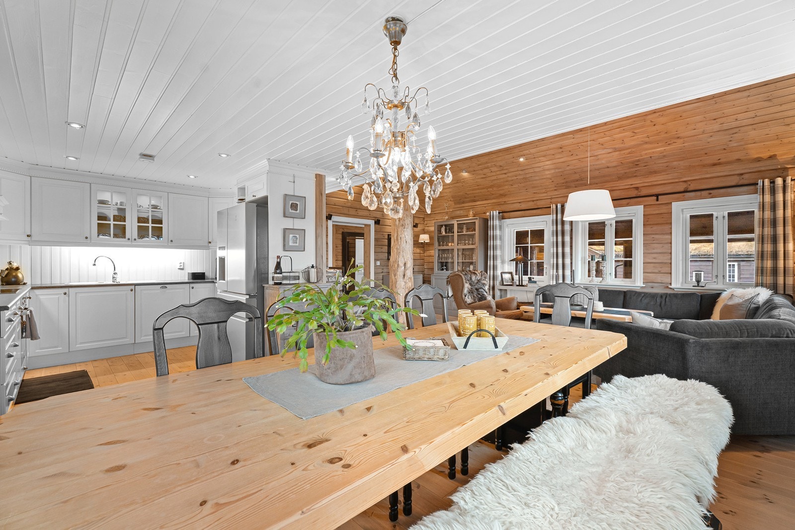 Delvis åpen kjøkkken- og stue løsning. Galleribilde