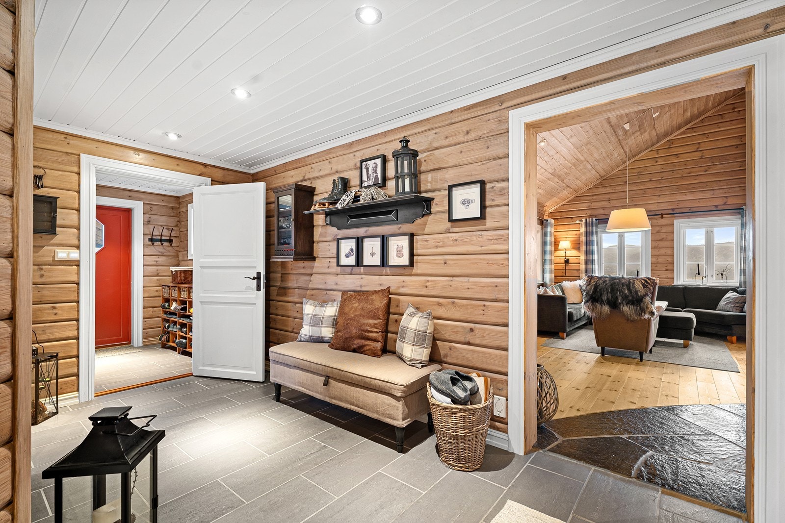 Romslig gang med plass til å henge fra seg sko og yttertøy. Galleribilde