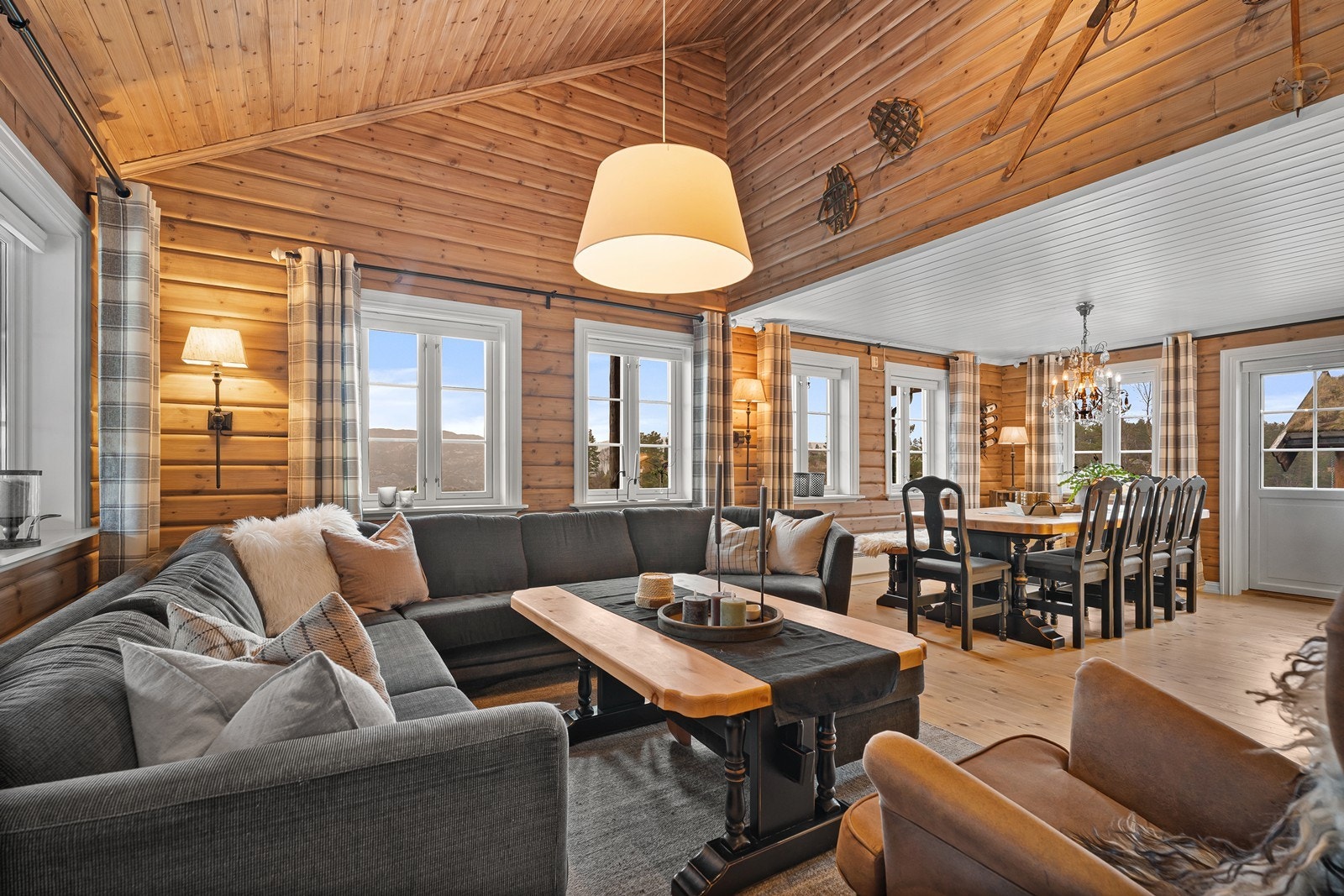 Peisstue med plass til sofagruppe og spisebord. Galleribilde