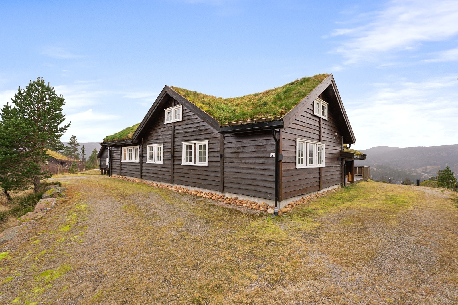 Mange parkeringsmuligheter på rundt hytten Galleribilde