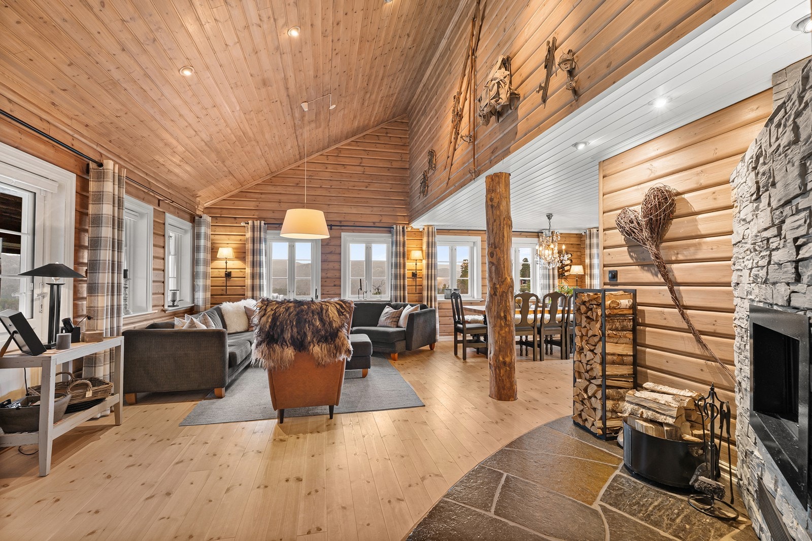 Peisstue med generøs takhøyde. Galleribilde