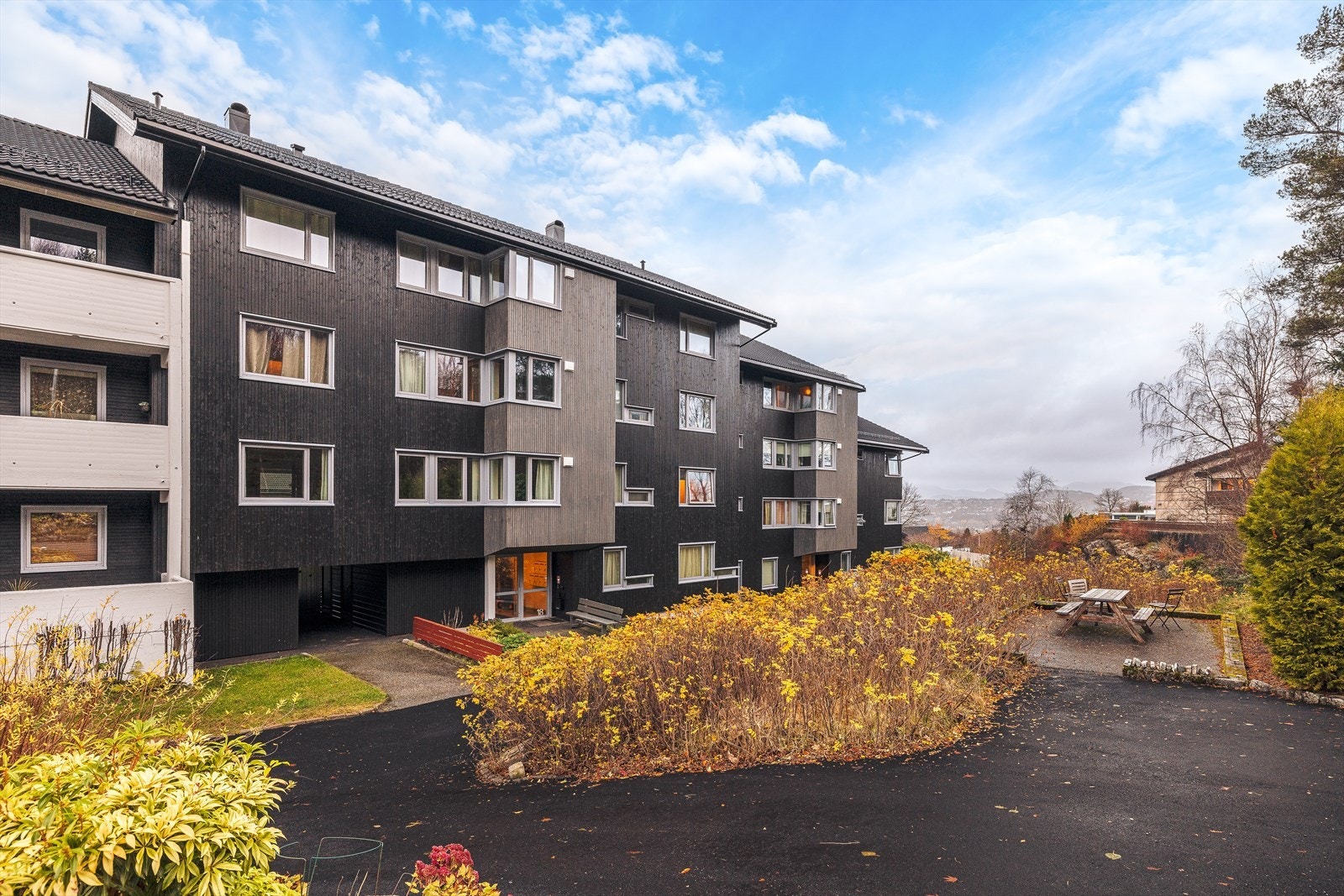 Borettslaget har nylig gjennomført en rehabilitering av fasaden. Utvendig tak, fasade og veranda er oppgradert i 2024. Galleribilde