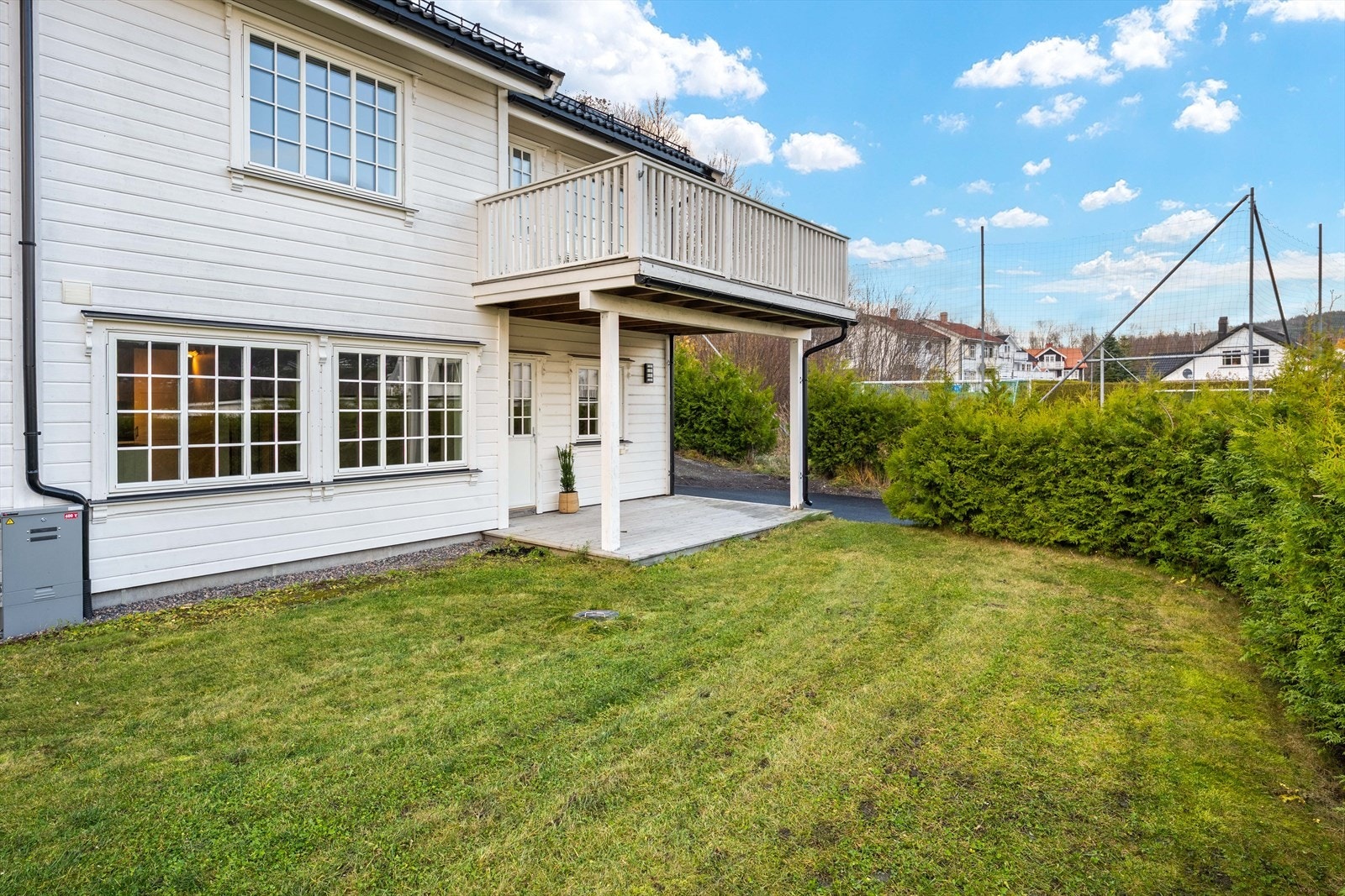 Utgang til terrasse med videre adkomst til hagen. Hver seksjon disponerer det uteareal som naturlig tilhører seksjonen. Galleribilde