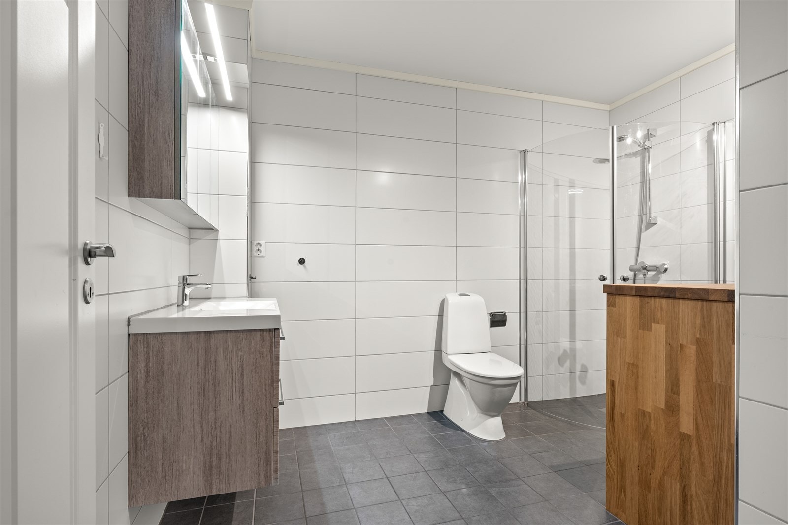 Badet har flislagte vegger og flislagt gulv med varme. Galleribilde