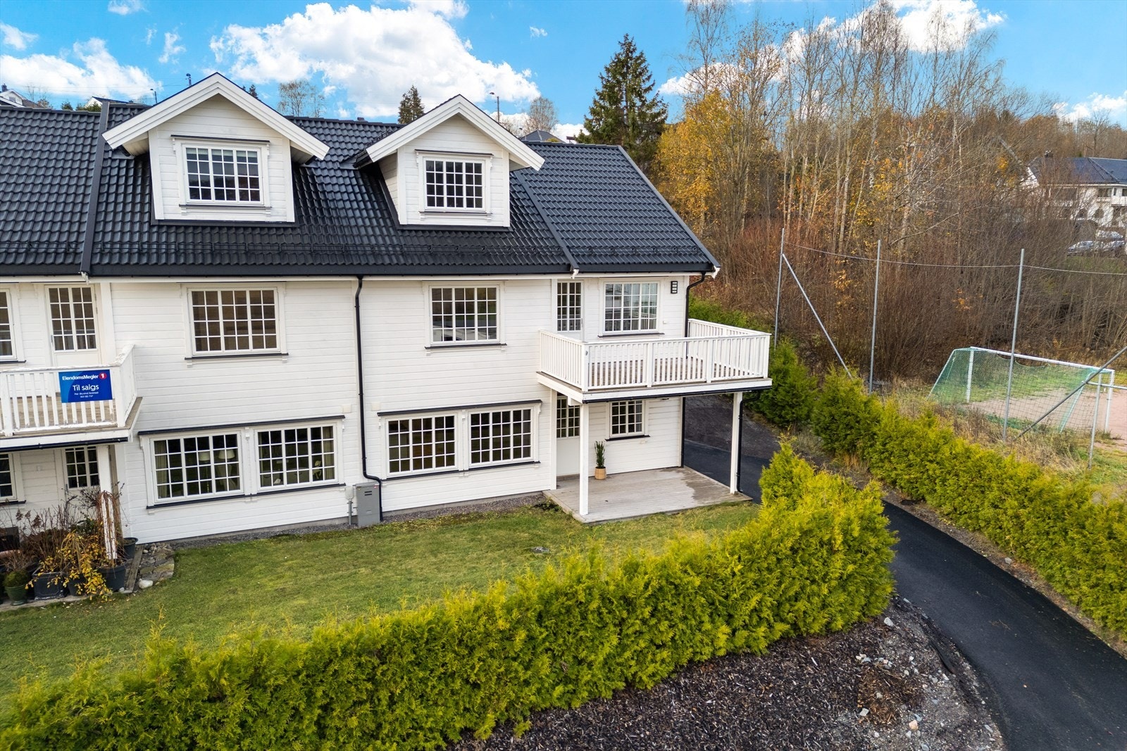 Området preges av lite trafikk og trygge omgivelser, noe som gjør det ideelt både for barnefamilier og for deg som ønsker en fredelig og harmonisk hverdag. Galleribilde