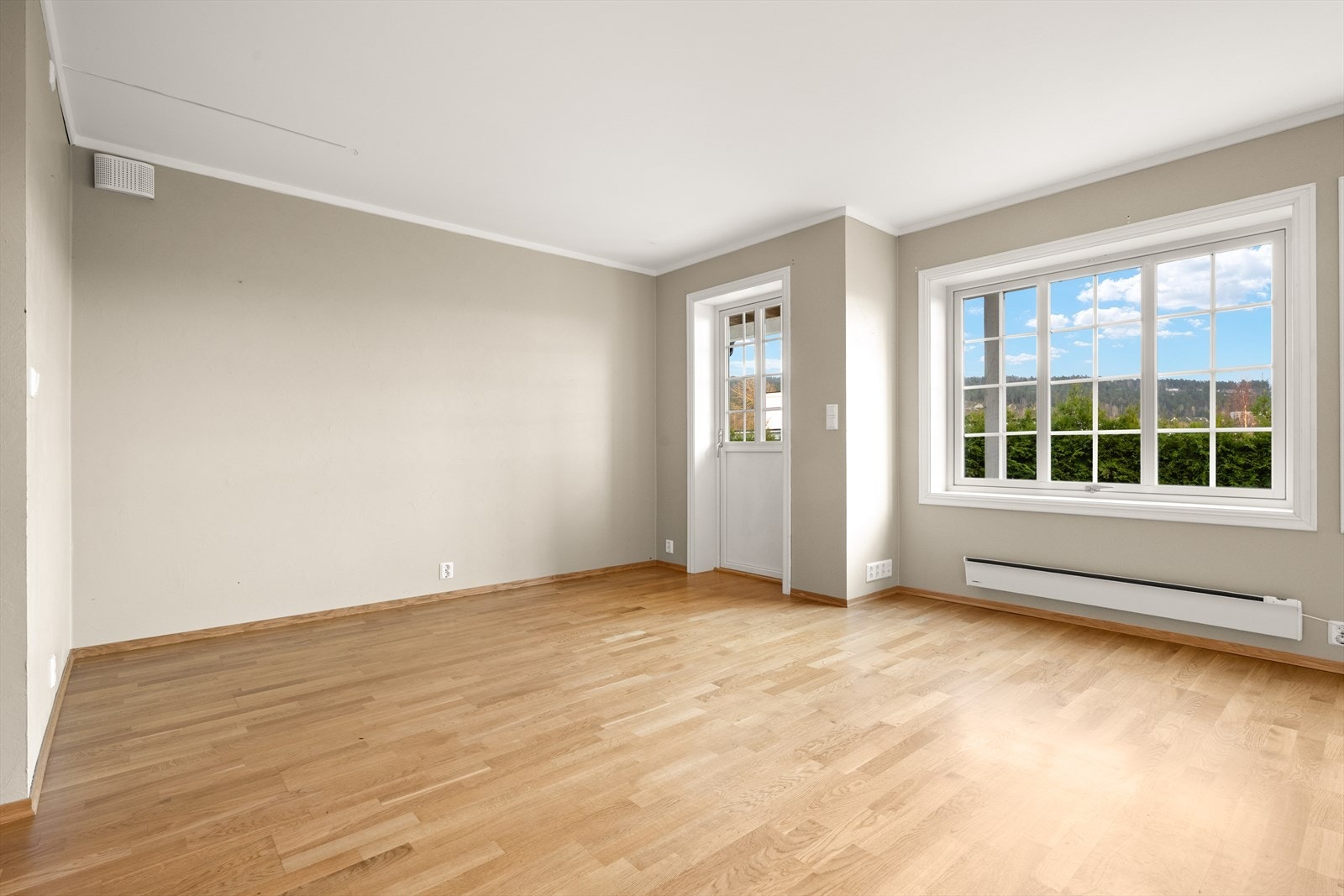 Utgang til solrik terrasse fra stuen. Galleribilde