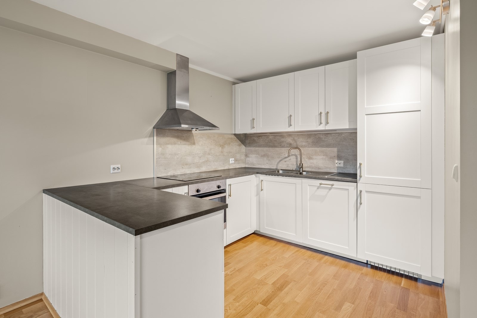 Kjøkkenet er utstyrt med integrerte hvitevarer som kjøleskap/frys, oppvaskmaskin, stekeovn og platetopp. Galleribilde