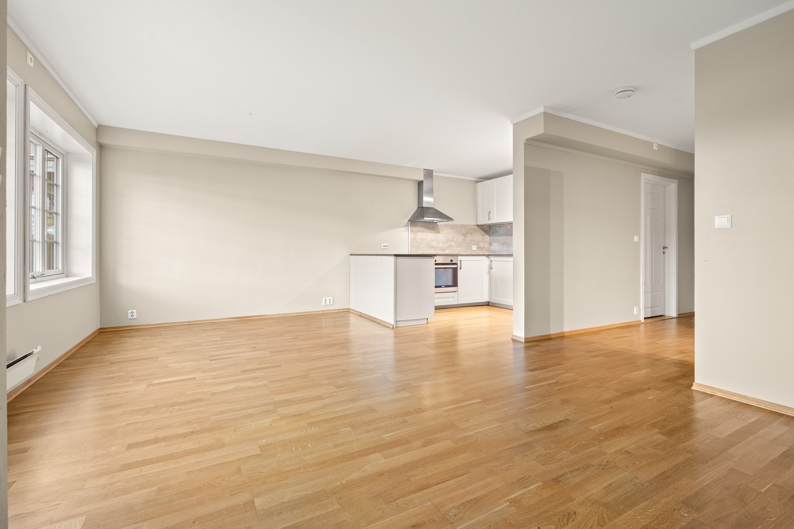 Åpen, sosial løsning mellom stue og kjøkken. Galleribilde