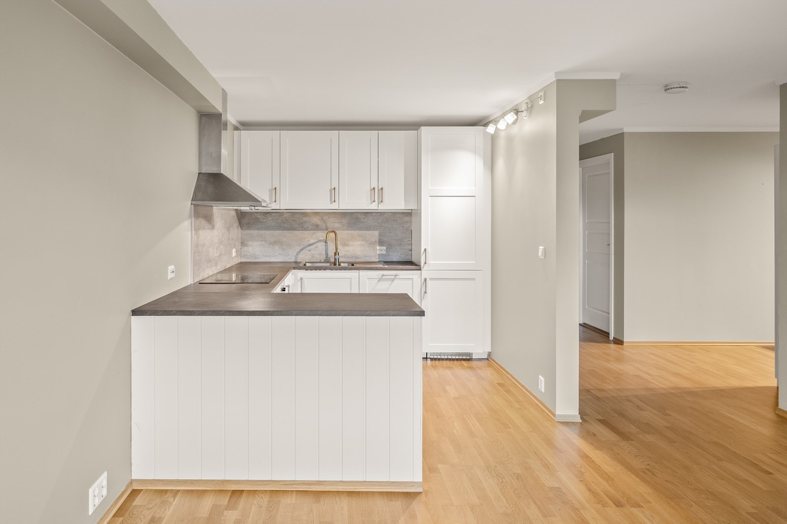 Pen kjøkkeninnredning med speildører og benkeplate i slitesterk laminat. Galleribilde