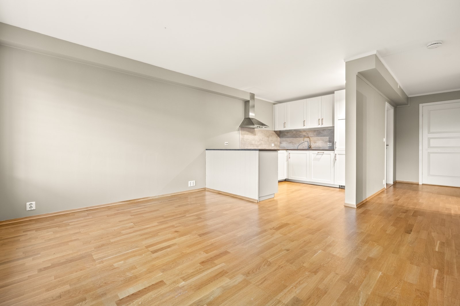 Det er god plass til spiseplass i tilknytning til kjøkkenet. Galleribilde