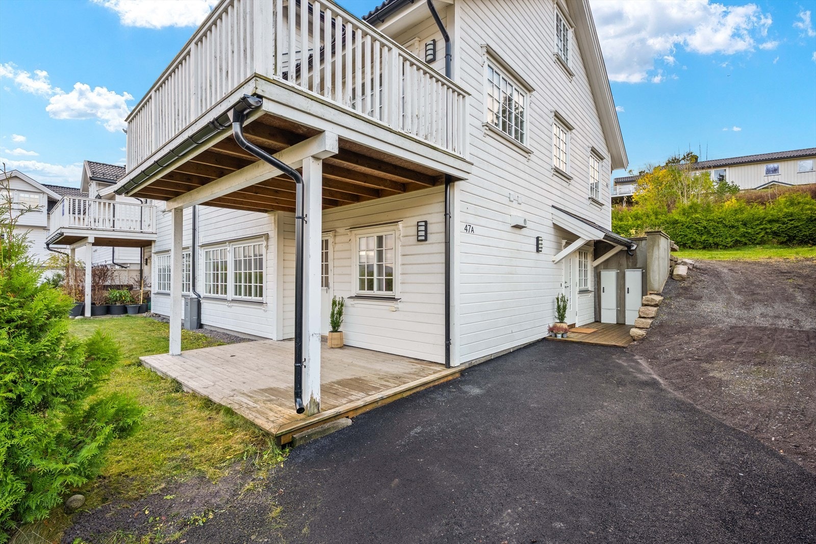 Boligen har en solrik plassering med umiddelbar nærhet til grønne områder, flotte turstier, lysløype og badeplasser - perfekt for friluftsliv og rekreasjon året rundt. Galleribilde