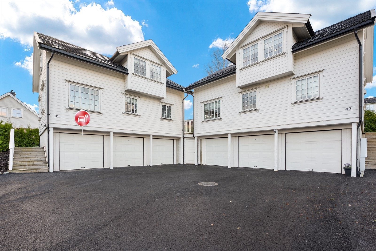 Leiligheten har en parkeringsplass i felles garasjeanlegget. Galleribilde