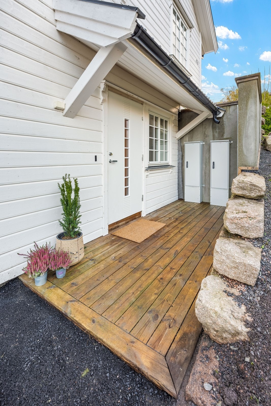 Delvis overbygget inngangsparti. Galleribilde