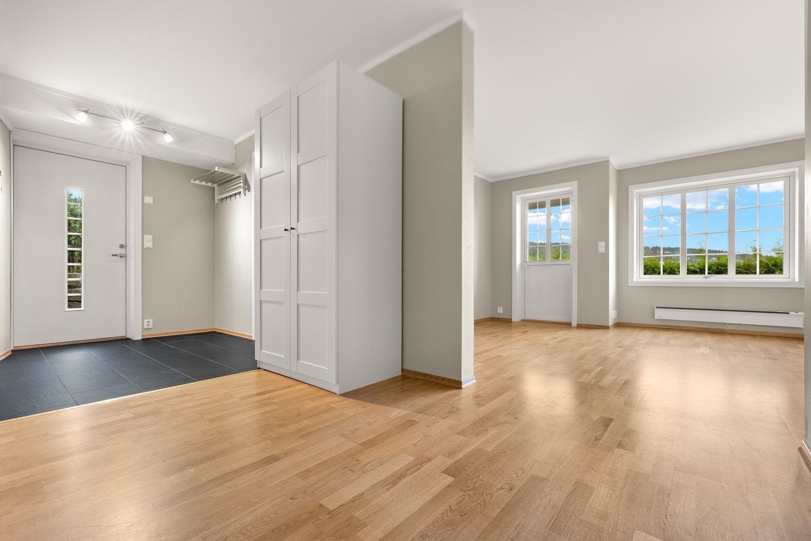 Lys entré ønsker velkommen inn. Her er det god plass til oppbevaring av yttertøy. Galleribilde