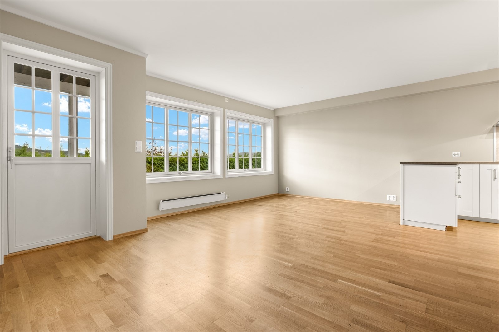 Boligen fremstår som velholdt og tiltalende. Stuen har en delikat fargepalett - et godt utgangspunkt for ulik møblering og personlig stil. Store vindusflater sørger for godt, naturlig lys. Galleribilde