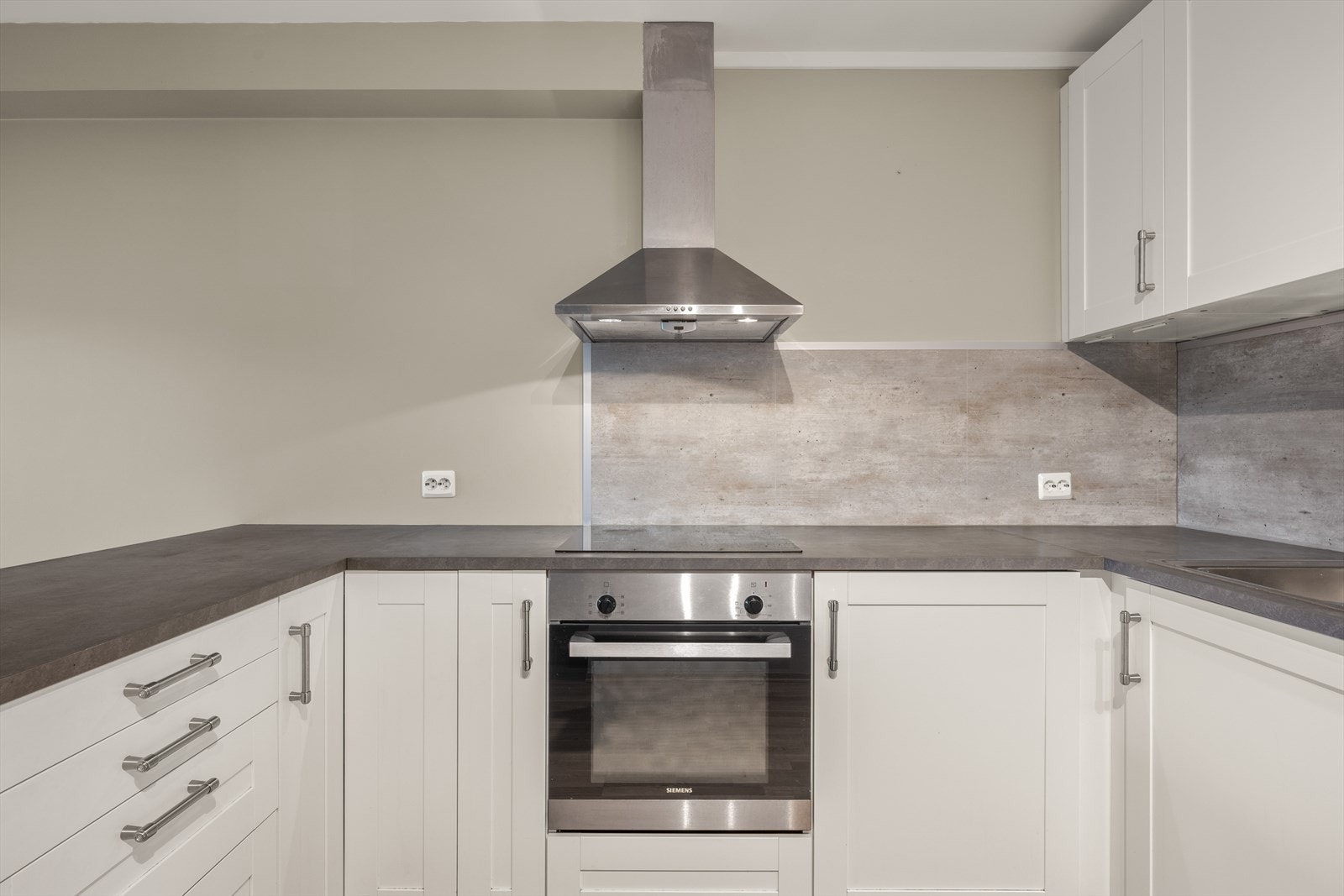 En praktisk og funksjonell kjøkkenløsning med moderne uttrykk og gode arbeidsflater. Galleribilde