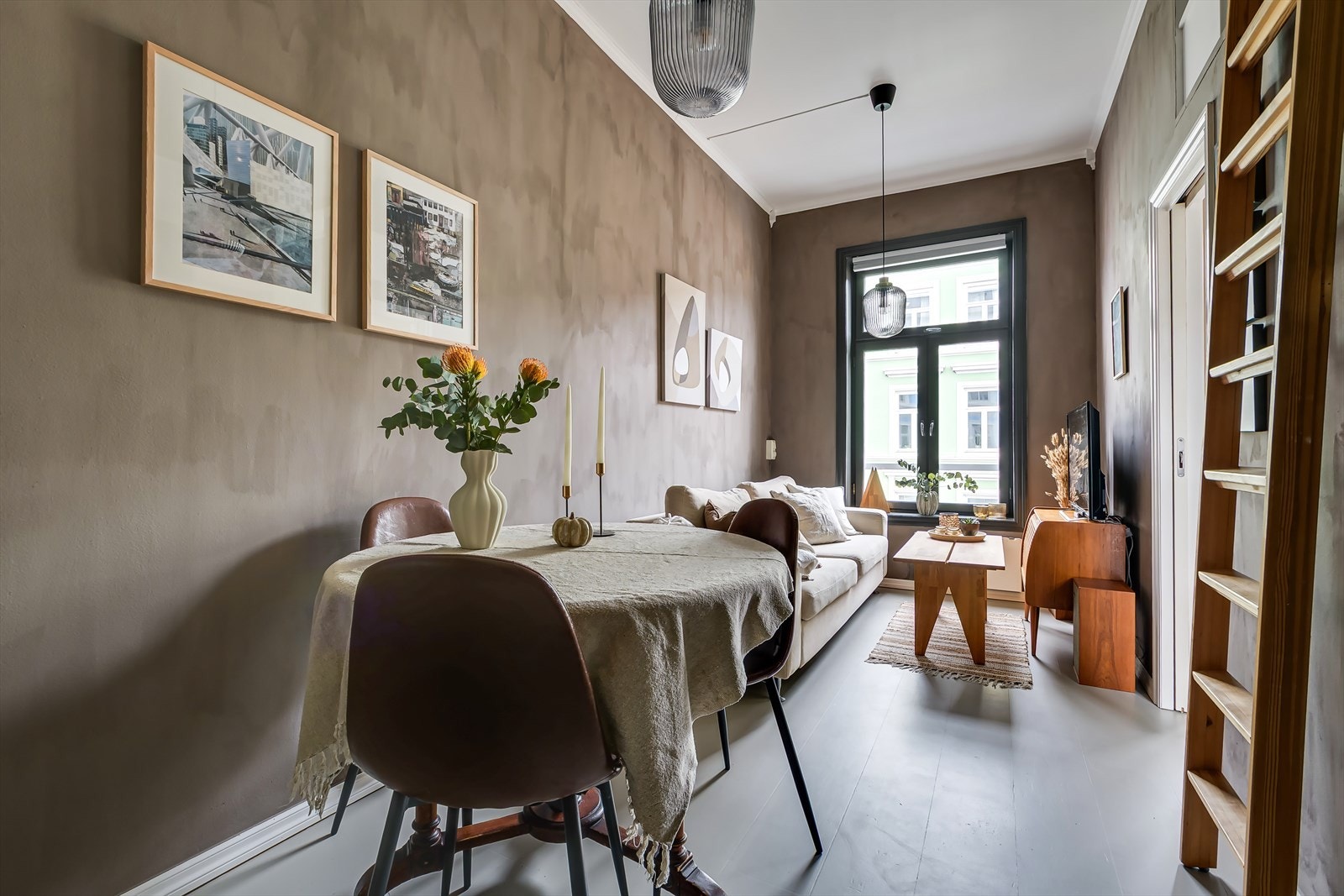 Overflater med malt tregulv og flotte vegger. Galleribilde