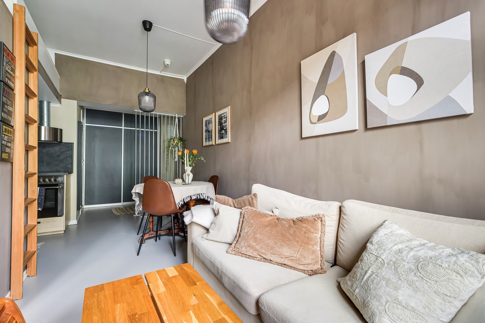 Stuen har gode møbleringsmuligheter med god plass til sofa, multimedia og spisebord. Galleribilde
