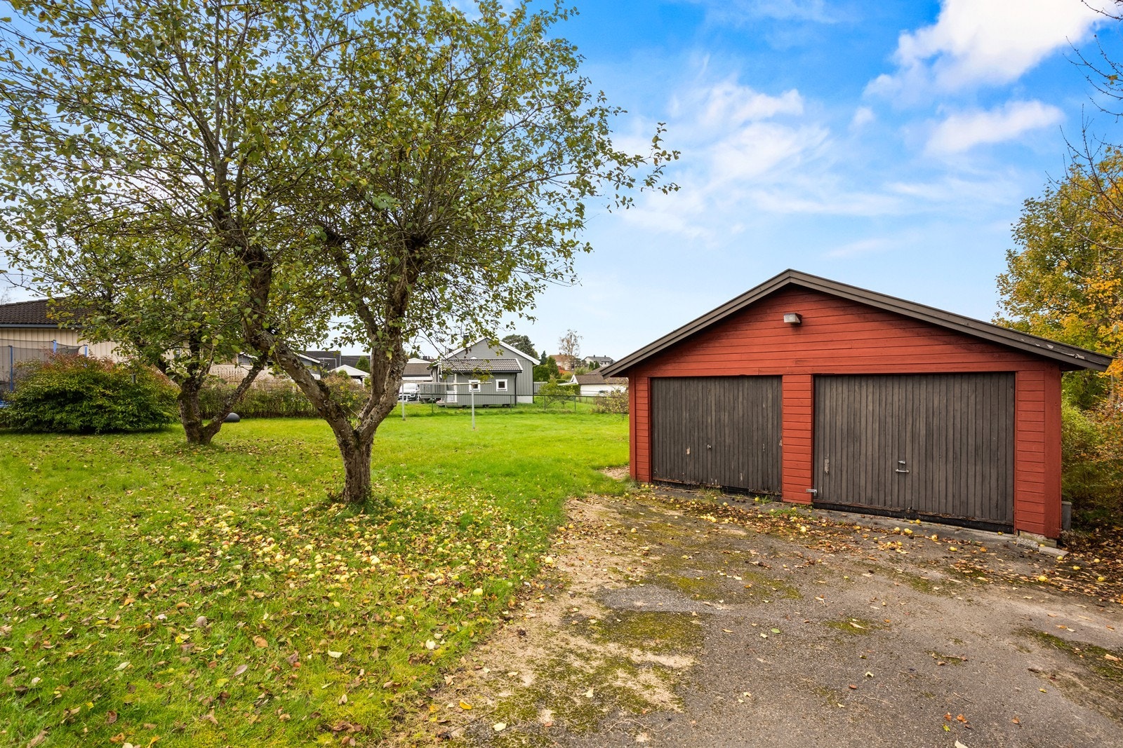 I dag er det oppført en eldre dobbelgarasje på tomten Galleribilde