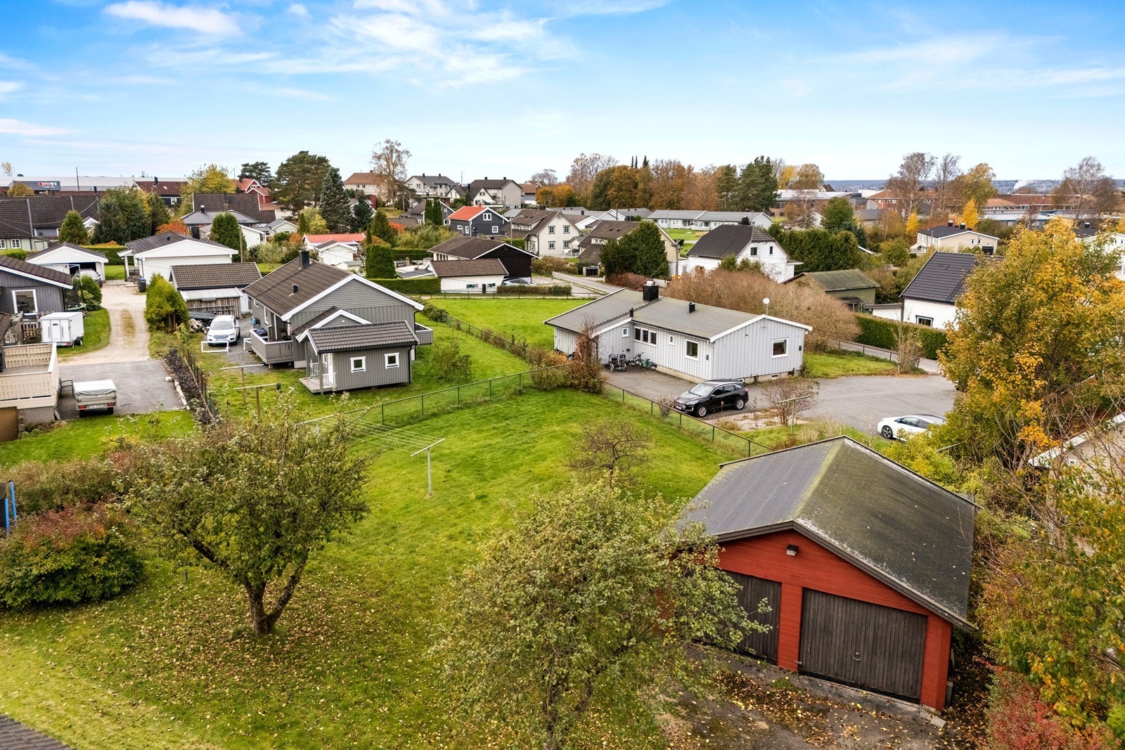 Det er gangavstand til flere dagligvarebutikker, skoler og barnehager, i tillegg til Iseveien senter med bakeri, apotek, treningssenter m.m Galleribilde