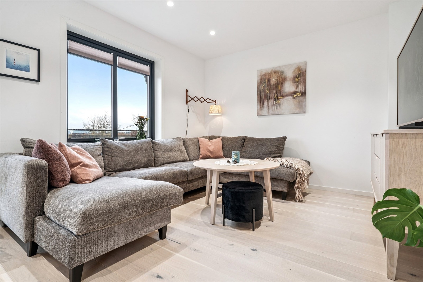 Store vindusflater gir godt med naturlig lys inn i rommet. Galleribilde