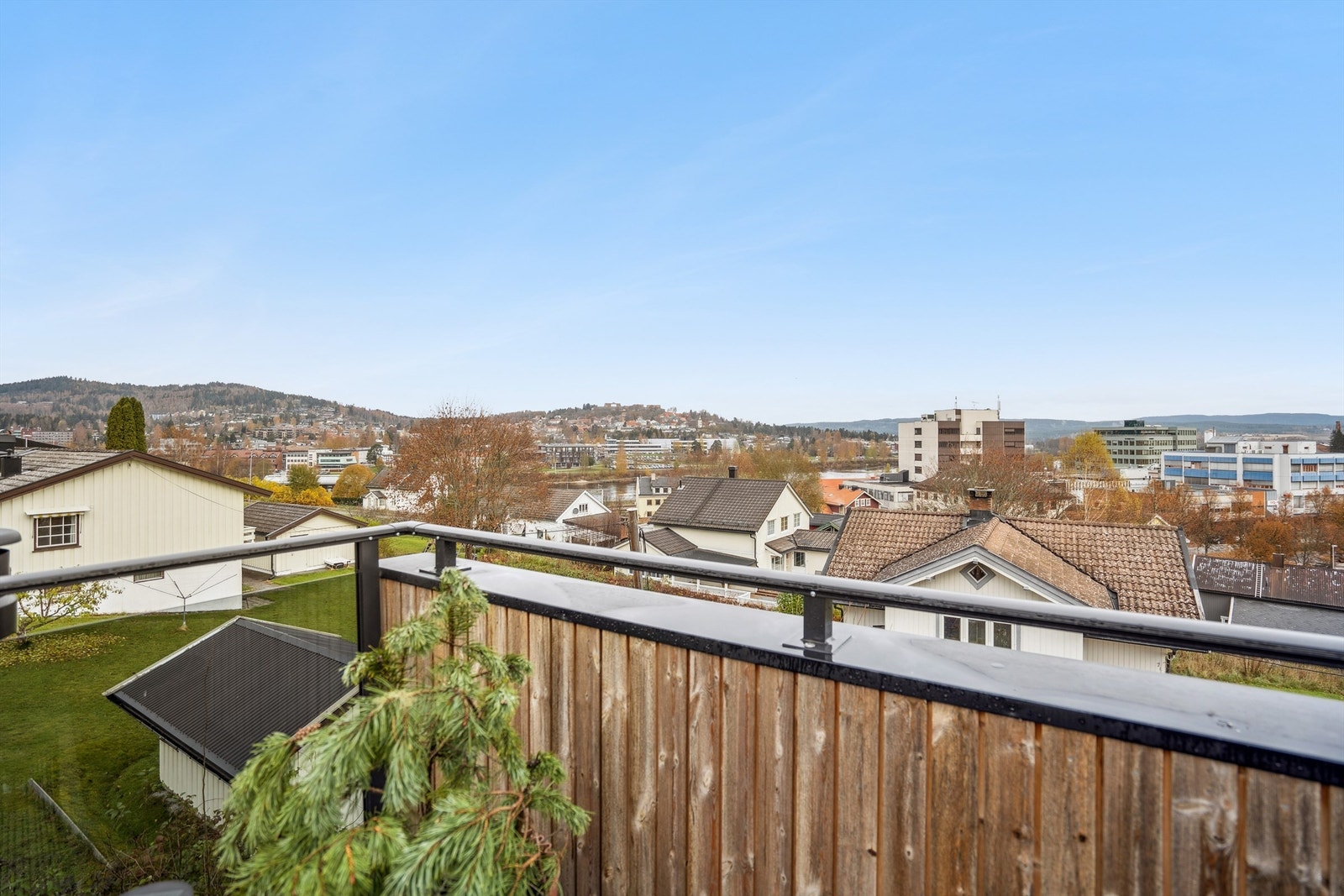 Fra boligen har man utsikt mot Glomma og Kongsvinger festning i det fjerne. Galleribilde