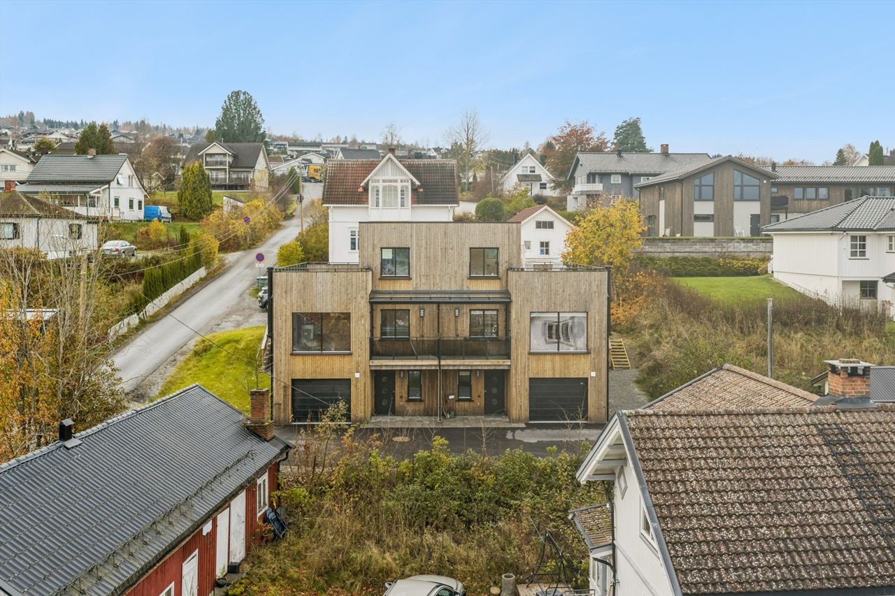 Eiendommen ligger høyt og fritt i terrenget i et rolig område. Galleribilde