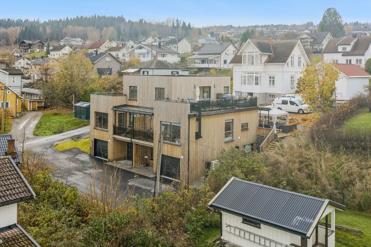 Vertikaldelt tomannsbolig som strekker seg over tre plan og byr på flere private og usjenerte uteplasser. Galleribilde