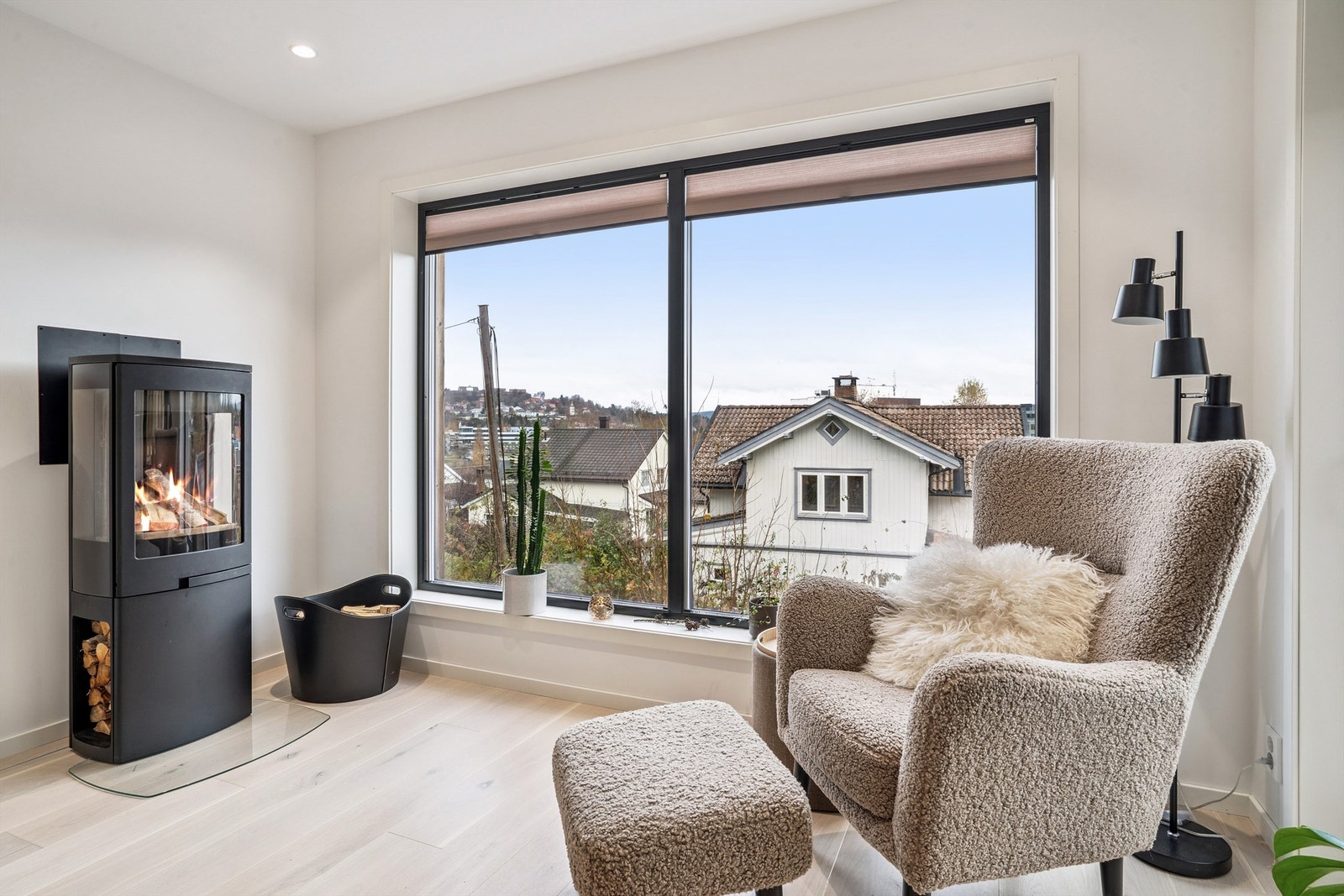 En moderne peisovn gir både varme og en hyggelig atmosfære i stuen. Galleribilde