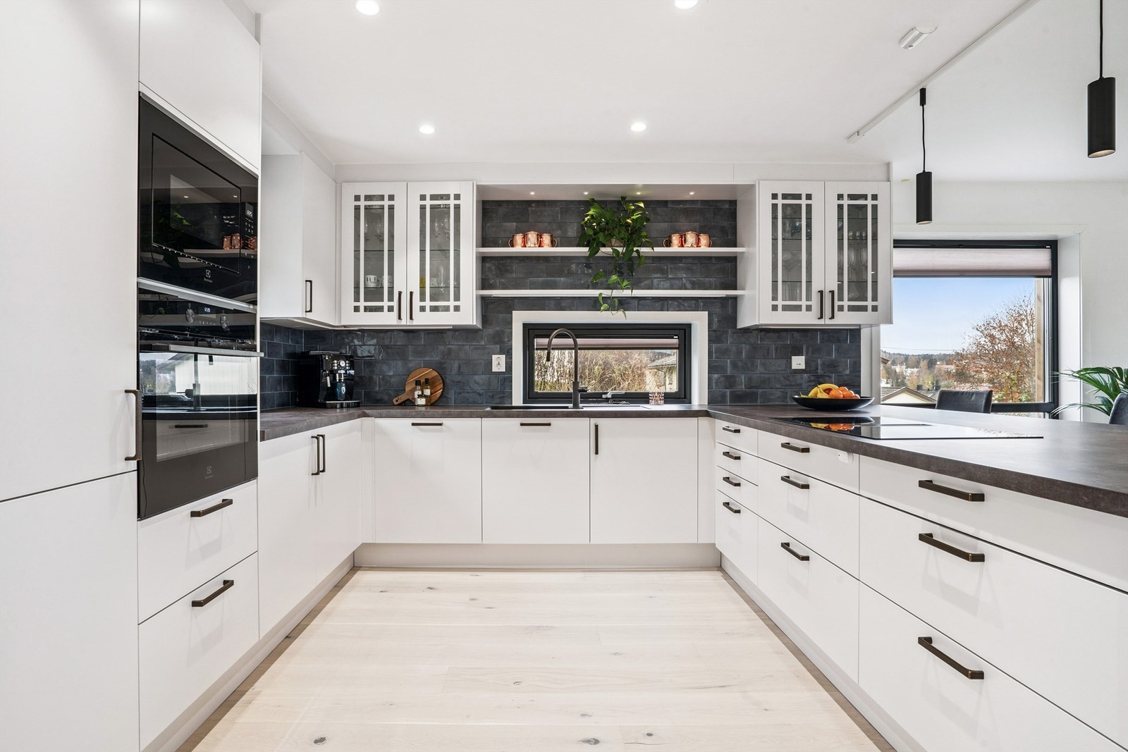 Den U-formede løsningen gir en effektiv og god arbeidsflyt på kjøkkenet. Galleribilde