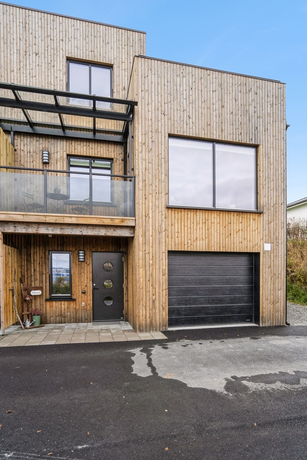 Boligens fasade har en moderne og vedlikeholdsvennlig kledning i tre. Galleribilde