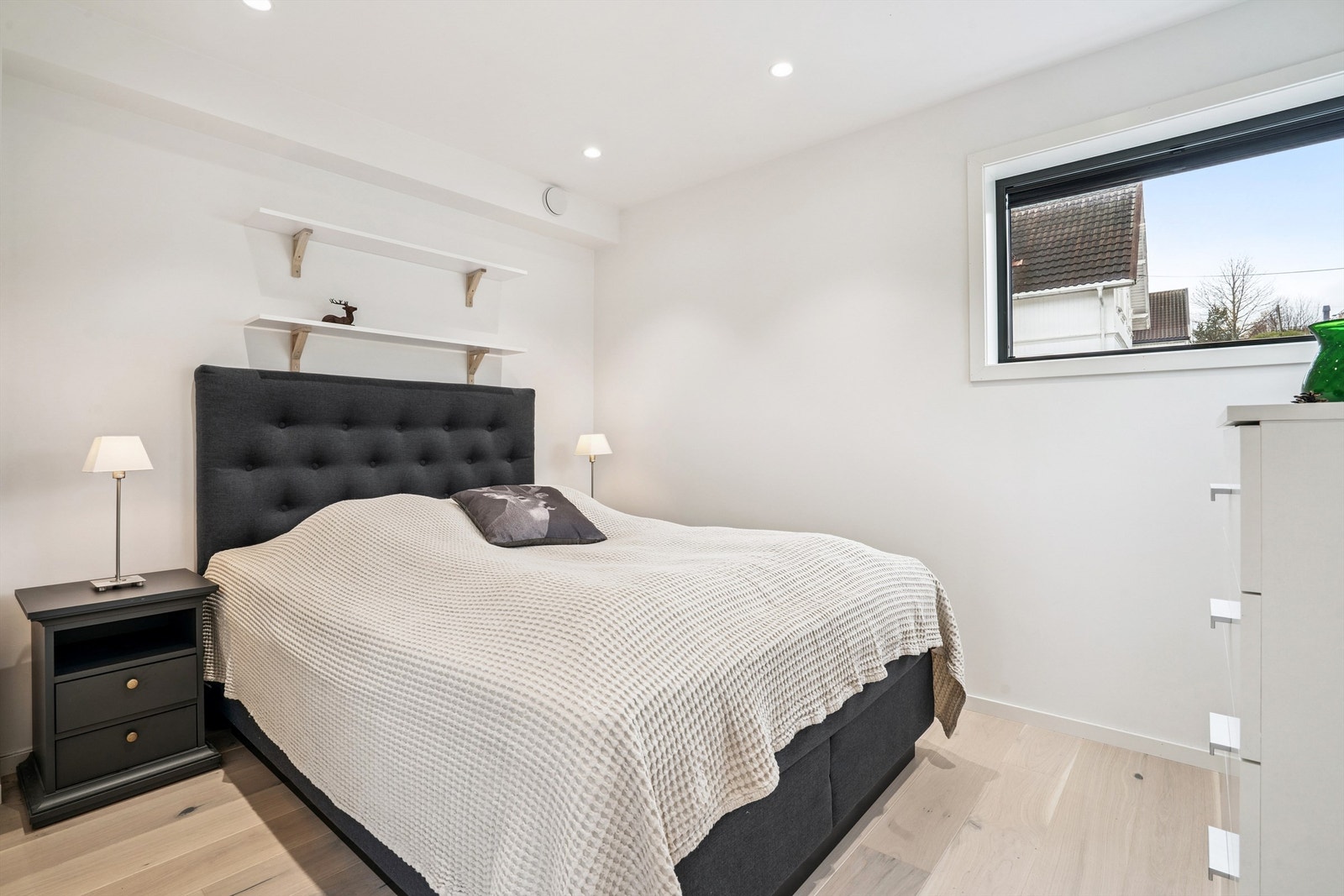 Det ene av to soverom i denne etasjen, med plass til dobbeltseng og garderobeløsning. Galleribilde