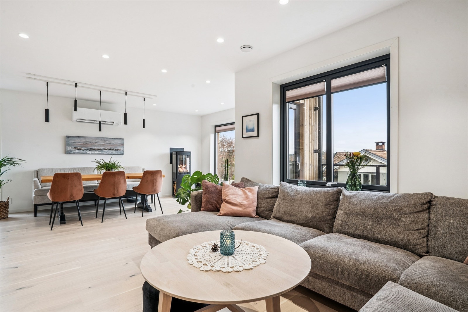 Stuedelen har god plass til en større sofagruppe og flere møbleringssoner. Galleribilde