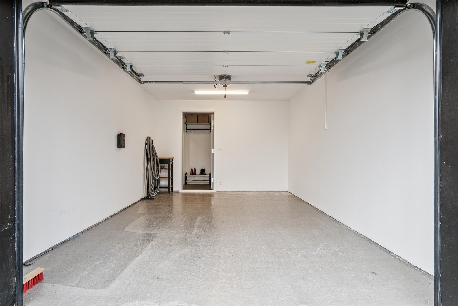 Garasjen har direkte inngang til boligens gang, noe som forenkler hverdagen. Galleribilde