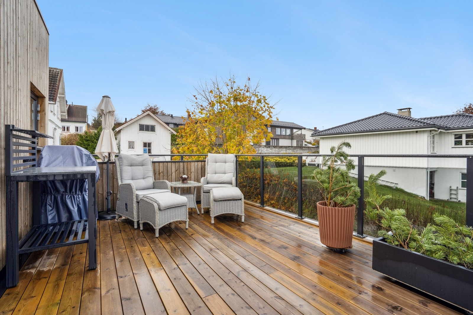 Her kan man nyte en åpen og vid utsikt over byen og omkringliggende områder. Galleribilde