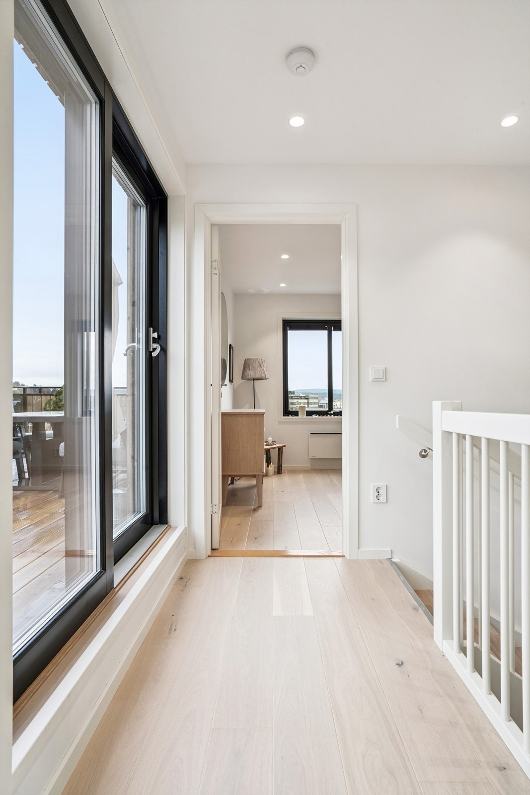 Gangen i øverste etasje gir adkomst til denne etasjens to soverom og den store takterrassen. Galleribilde