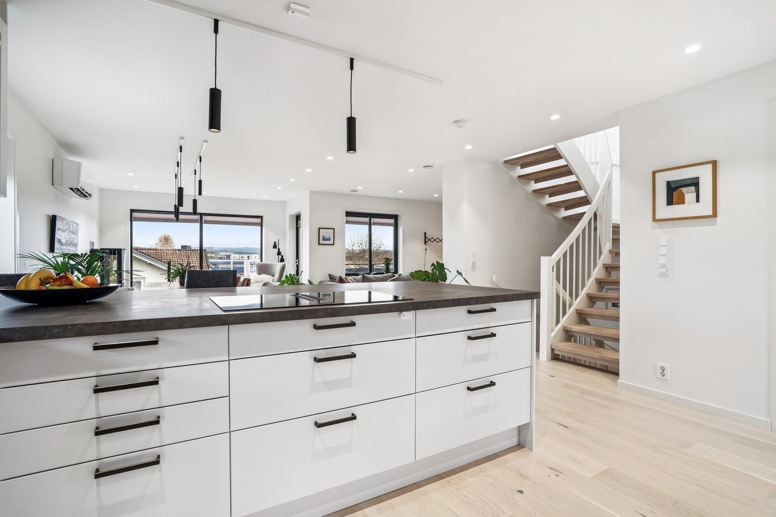 Fra kjøkkenet er det en åpen forbindelse til resten av etasjen og trappen opp. Galleribilde