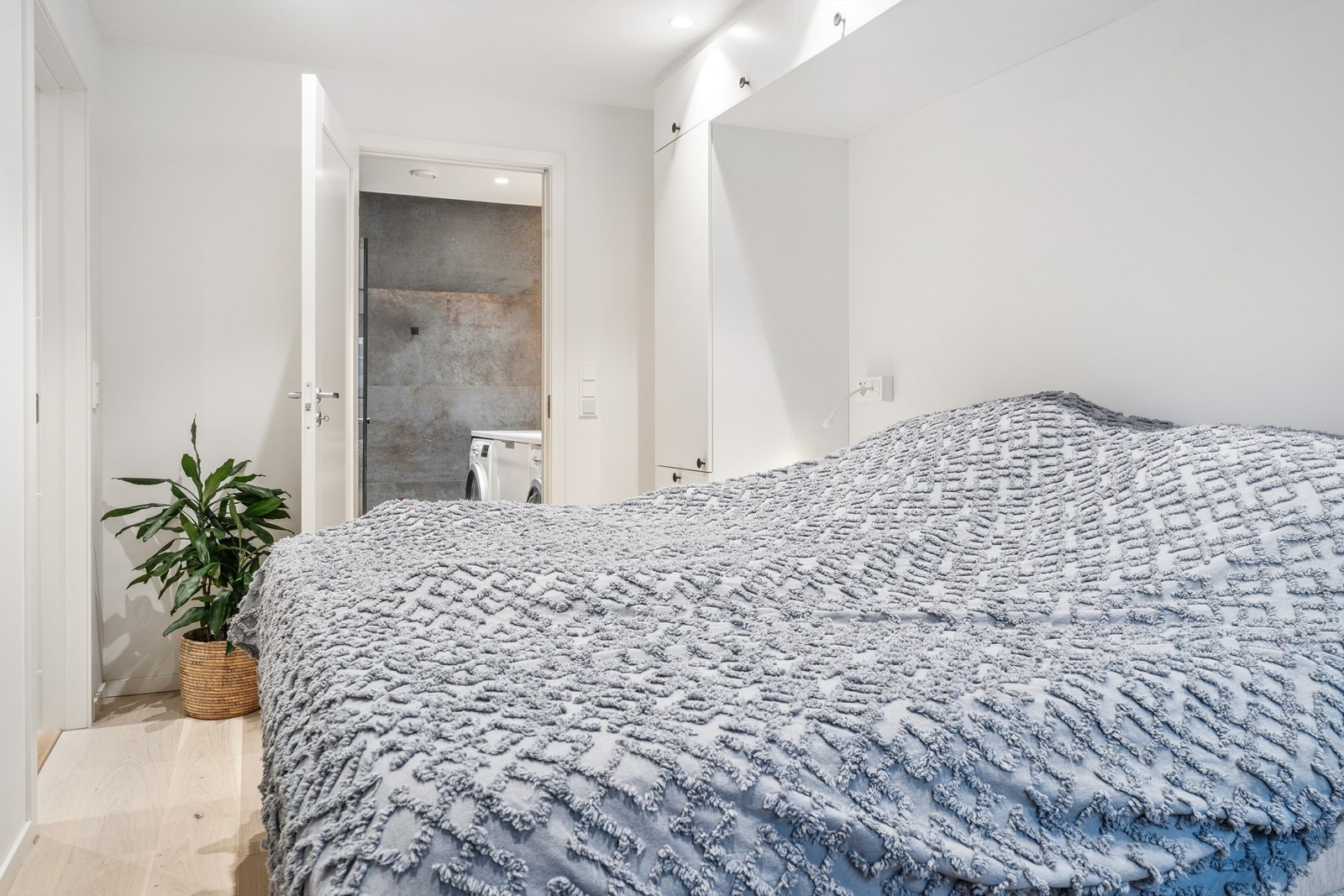 Rommet har en smart løsning med seng integrert i skapinnredningen for optimal plassutnyttelse. Galleribilde