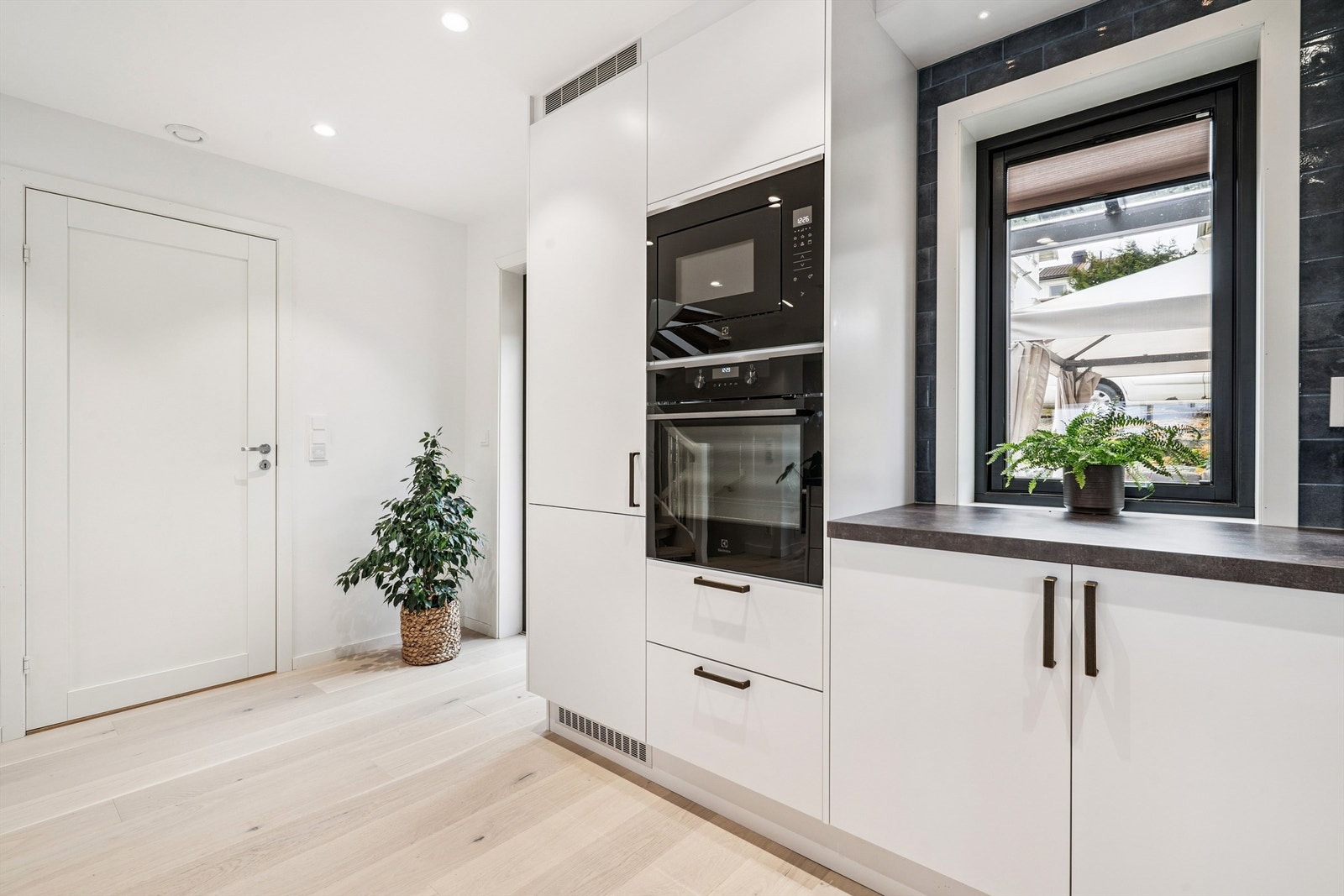 Høyskap med integrert stekeovn og mikrobølgeovn i ergonomisk riktig høyde. Galleribilde