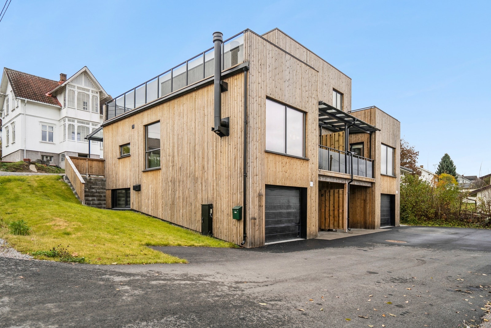 En nyere og arkitektonisk spennende bolig fra 2024 med integrert garasje. Galleribilde