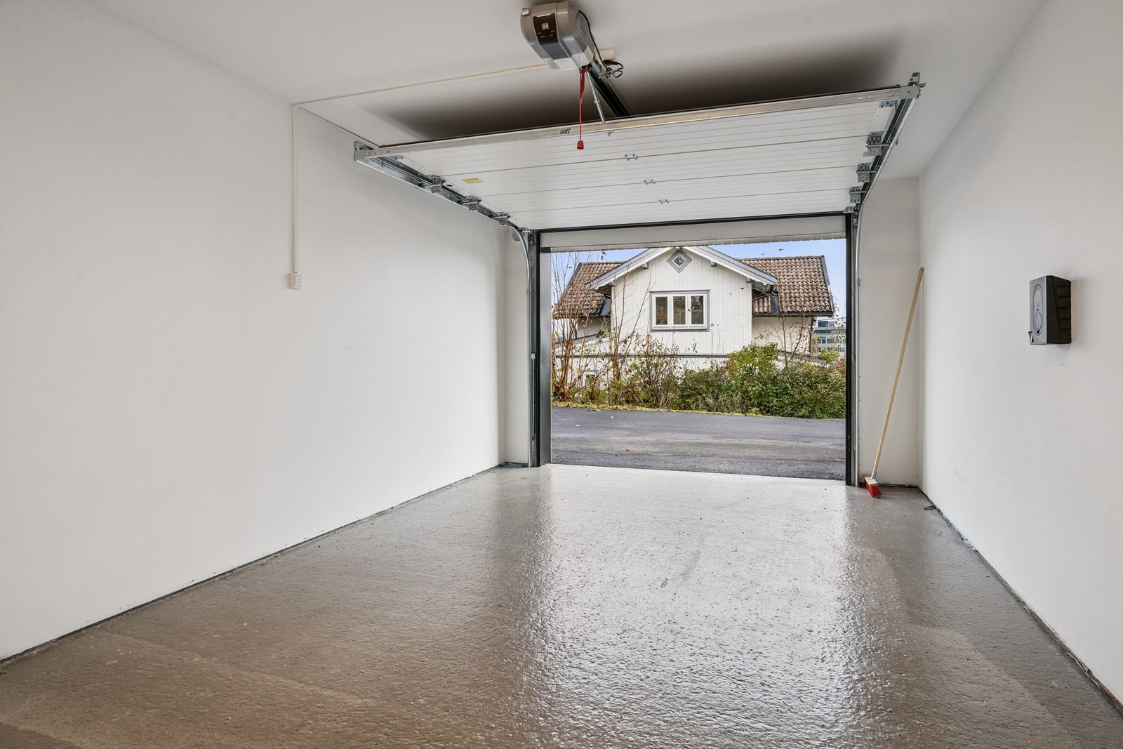 God plass til bil og oppbevaring i garasjerommet med epoxybehandlet gulv. Galleribilde